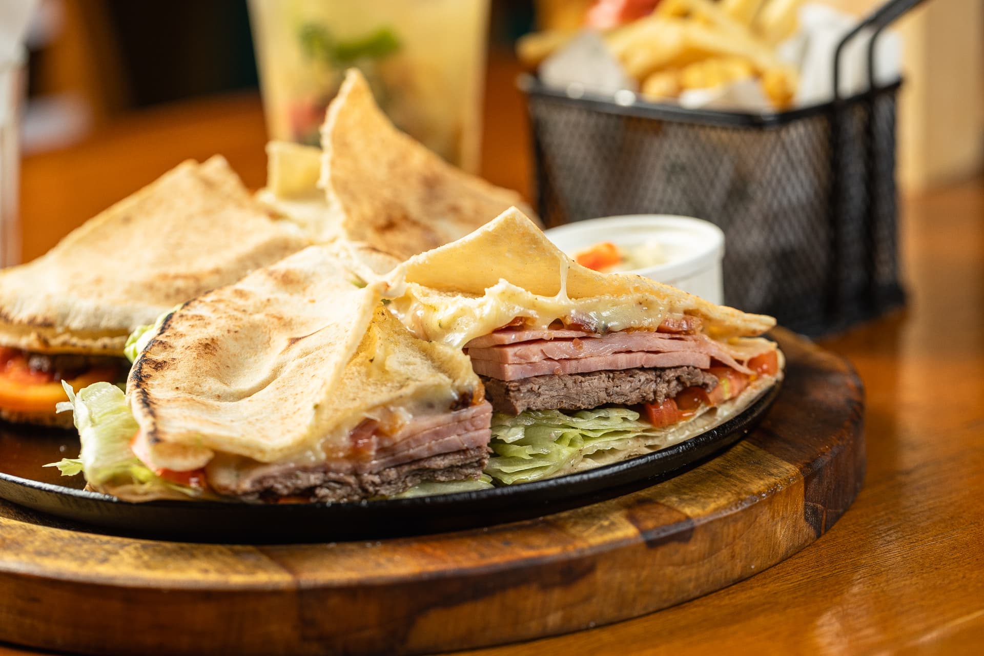 Beirute de carne com presunto e queijo derretido servido na chapa