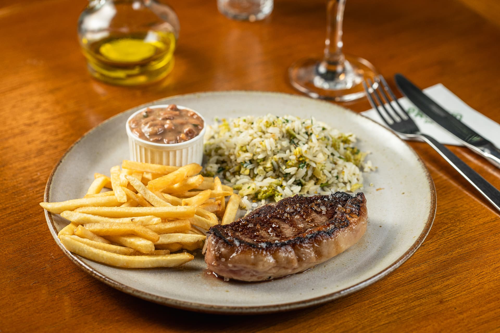 Bife grelhado com fritas, arroz de brócolis e feijão